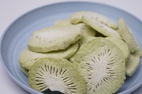 China Groothandel Bulk Hot Sales FD Gefroren Gedroogde Kiwi Schijfjes Natuurlijke Zoete Snack Vacuüm Verpakt