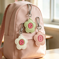 Breloque de sac en cuir en forme de fleur, broderie de lettres au point d'aiguille, auto-finie, ornement en cuir, cadeau