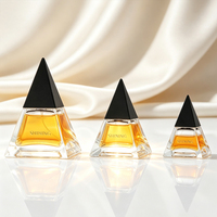 Luxuriöse Pyramidenförmige Parfümflasche im Ägyptischen Stil Einzigartige Dreieckige Glasflasche für Pharaonische Düfte Großhandel