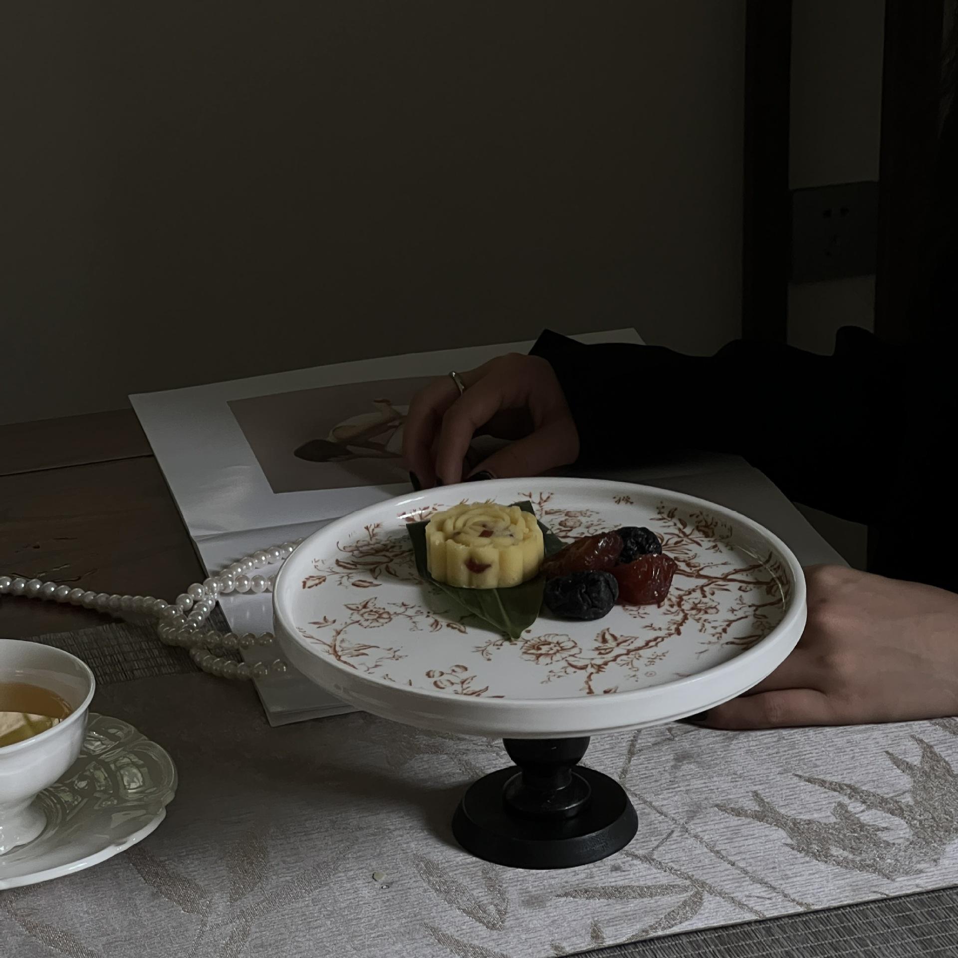 เท้าสูงทำจากดอกไม้สีน้ำตาลและไม้สีดำ