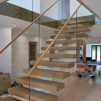 Platzsparende Mono-Beam-Treppe mit Offener Stufenkonstruktion, Schlanker Stahlträger und Einfachem Handlauf für Loft und Kleine Wohnungen