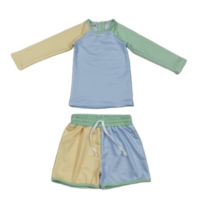 S0634 Traje de Baño Personalizado para Niños Activos, Estampado Azul, Verde y Amarillo, Venta al por Mayor, Traje de Baño de Manga Larga de 2 Piezas - Product Image 1