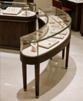 Présentoir en aluminium avec plateau en acrylique, idéal pour les vitrines de stands de bijouterie lors de salons professionnels ; Vitrines de présentation en aluminium