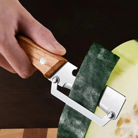 Multifunctionele handmatige metalen groenteschiller met roestvrijstalen mes voor gebruik in de keuken, geschikt voor aardappelen, fruit, groenten en wintermeloen.