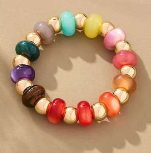 Pulsera elástica de resina gruesa en tono ámbar de moda con detalles dorados, cuentas redondas y en forma de cubo, joyería hecha a mano, pulsera elástica brillante y llamativa. - Product Image 3