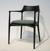 Chaise de salle à manger de luxe en bois massif de style Mid-Century Modern, siège et accoudoirs rembourrés en cuir, écologique, personnalisable, design de créateur