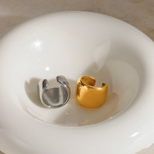 Pendientes de clip geométricos en forma de C, chapados en oro de 18k, de acero inoxidable, para orejas sin perforar. - Product Image 2