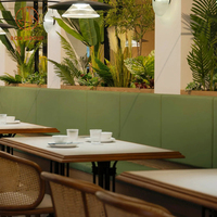 Ensemble de mobilier de restaurant moderne, tables à manger en bois avec chaises à dossier en rotin et banquette en tissu vert pour café