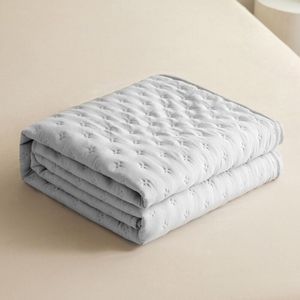 <span class=keywords><strong>Couvre</strong></span>-<span class=keywords><strong>lit</strong></span> doux trèfle à coutures ultrasoniques-<span class=keywords><strong>Couvre</strong></span>-<span class=keywords><strong>lit</strong></span> léger Couverture de <span class=keywords><strong>lit</strong></span> <span class=keywords><strong>en</strong></span> polyester microfibre de couleur unie - Product Image 4
