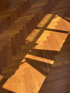 أرضيات خشبية صلبة من خشب الساج العصري لغرف النوم وغرف المعيشة والفلل - Product Image 2