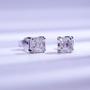 Boucles d'oreilles tendance en argent pour femme avec pierres en silicone et moissanite taille émeraude, idéales pour les bijoux hip-hop et les anniversaires - Product Image 4