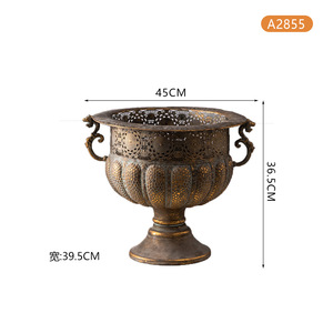 Vase à fleurs séchées en fer forgé antique, photographie de studio, ancien ornement décoratif, forme de trophée romantique français, style campagnard américain - Product Image 5