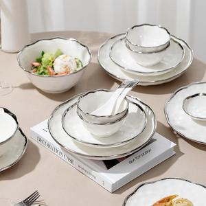 Service <span class=keywords><strong>de</strong></span> table en céramique martelée blanche moderne, vaisselle <span class=keywords><strong>de</strong></span> luxe sous glaçure avec bordure argentée pour restaurants créatifs et haute couture - Product Image 5