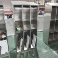 Casier hygiénique à 6 portes en acier inoxydable avec dessus incliné, serrure à combinaison, fente pour carte, circulation d'air par aération, pour uniformes de personnel