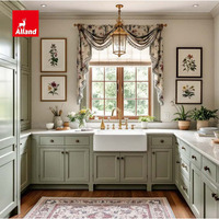 Meuble de cuisine Shaker vert clair style campagne française sur mesure avec organisateur d'épices coulissant pour armoire de cuisine vert menthe
