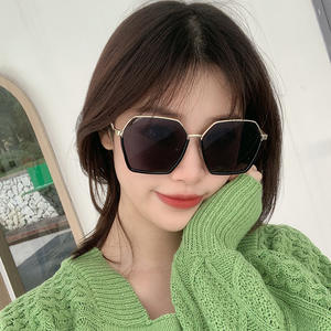 แว่นกันแดดทรงเหลี่ยมไม่สม่ำเสมอ ยูนิเซ็กส์ กรอบสีทอง เลนส์ Ac ป้องกันรังสียูวี 400 ประเภท 3 แว่นกันแดด สไตล์สตรีท อินเทรนด์ - Product Image 3