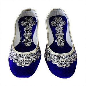 Chaussures Khussa pour femme en cuir beige décontractées, chaussures traditionnelles pakistanaises Jutti pour femmes, légères, vente en gros, faites à la main, ethniques - Product Image 5