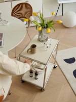 Chariot mobile modulaire de style Bauhaus du milieu du siècle avec roulettes en acier inoxydable, rangement personnalisable pour salon et meubles de canapé