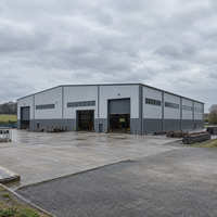 Bâtiment industriel préfabriqué en structure métallique avec système solaire et panneaux sandwich isolés, atelier métallique, garage, entrepôt