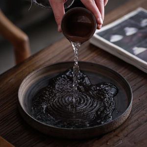 ถาดชาเซรามิกสไตล์ญี่ปุ่นย้อนยุค งานแฮนด์เมด ชามมัทฉะแบบเทน้ำแห้ง สไตล์มินิมอล เครื่องปั้นดินเผาหยาบ จานรองชา - Product Image 3