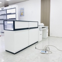 Comptoirs en verre trempé transparent avec éclairage LED et cadre en acier inoxydable durable, personnalisables pour l'aménagement de toute une boutique, usage commercial