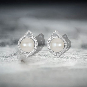 Orecchini a perno in stile perla barocca per donna, gioielli geometrici minimalisti e versatili per le orecchie. - Product Image 1