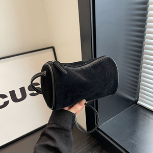 Sac bandoulière cylindrique en daim avec fermeture éclair pour usage quotidien, mini sac à main marron pour femme, collection Printemps 2025 - Product Image 4