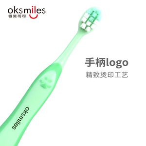 Cepillo de dientes manual Oksmiles para niños, cerdas suaves, color rosa con diseño de alas - Product Image 3
