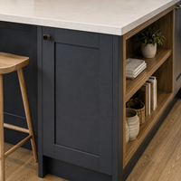 Îlot de cuisine moderne de style Shaker sur mesure avec plan de travail en quartz, évier et rangement ouvert