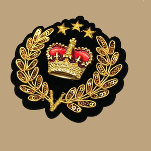 Di lusso eco-friendly oro corona nera ricamata Patch cuore/disegni di fiori su misura spilla in tessuto per cappelli giacche - Product Image 3