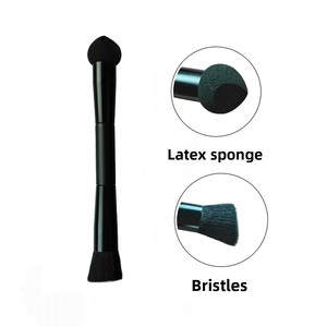 Manche en bois noir usine en gros cheveux synthétiques <span class=keywords><strong>pinceau</strong></span> de <span class=keywords><strong>maquillage</strong></span> pointe éponge pour l'utilisation du visage <span class=keywords><strong>pinceau</strong></span> de fond de teint correcteur à <span class=keywords><strong>Double</strong></span> extrémité - Product Image 3