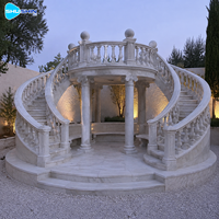 Escalier en marbre avec rampes, marches doublement courbées, balustrade sculptée à la main pour villa, hôtel, jardin, lieu de mariage, décoration d'entrée