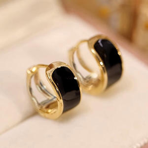 Pendientes Huggie E4803, Chapados en Oro, con Bisel de Ónix, Estilo Clásico, Joyería de Moda Unisex - Product Image 3