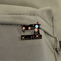 Broche en émail personnalisée à motif floral et machine à coudre, badge métallique de tailleur, broche de revers créative pour couturière, bijou de quilting, cadeau
