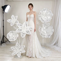 Y-074 Grand support floral géant en dentelle blanche et organza, décoration florale transparente faite à la main sur pied pour allée de mariage, scène d'événement