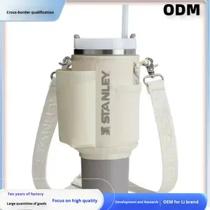 Borsa a tracolla personalizzata di tendenza per borraccia da 40oz in pelle con portachiavi e lettera - Product Image 4