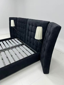 ฐานเตียงหรูหราสไตล์อิตาลีสมัยใหม่ ปรับแต่งได้ หุ้มกำมะหยี่ โครงไม้ติดผนัง เฟอร์นิเจอร์ห้องนอนโรงแรมแข็งแรงทนทาน ผลิตจากโรงงานโดยตรง ปรับแต่งได้ตามสไตล์อิตาลี - Product Image 5