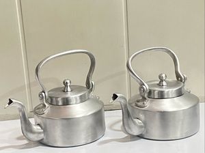 Juego de 2 teteras con mango metálico artesanal y duradero, estilo árabe, para preparar té y café. - Product Image 4