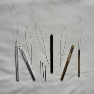 Set di 5 Pezzi: Ago a Gancio Classico Coda (1 Anello + 3 Aghi) per Infilare e Tirare, Utilizzato con Pinze per Extension Capelli e Micro Perline - Product Image 2