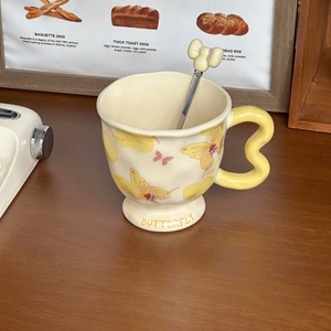 Caneca de Cerâmica com Estampa de Borboleta e Alça em Forma de Coração, Colher Rosa, Copo de Chá Cor Creme para Presentes de Meninas - Product Image 4