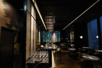 Ensemble de mobilier de bar commercial : comptoir de bar, tabourets de bar avec décoration murale et installation artistique au plafond pour bar lounge de luxe