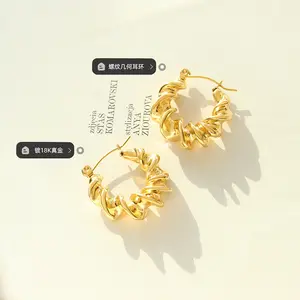 Pendiente Huggie trenzado chapado en oro de 18 quilates con forma de tornillo de acero inoxidable pulido alto para mujer - Product Image 2