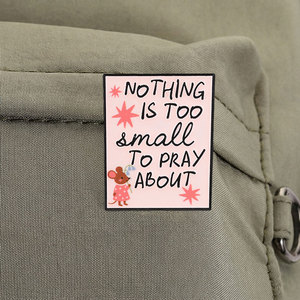 Broche en émail rose carrée inspirante avec motif souris, motif floral étoilé, broche graphique souris, avec la citation 'Rien n'est trop petit pour prier', pour sac à dos - Product Image 4