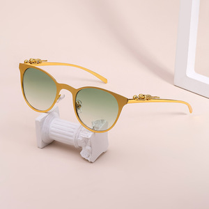 Nouvelles lunettes de soleil rétro pour femmes, motif tête de léopard, C4, poudre dorée, verres PC UV400, protection solaire tendance, style sortie - Product Image 3