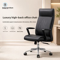 Chaise de bureau ergonomique haut de gamme en cuir noir avec dossier haut, structure en bois et base en acier, pivotante et réglable en hauteur pour conférence et usage professionnel
