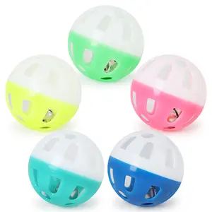 Мяч игрушечный для кошек, цветной пластиковый двухцветный мяч 3,8 см, маленький мяч-колокольчик