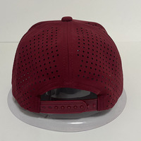Casquette perforée découpée au laser de haute qualité pour hommes logo en caoutchouc personnalisé en PVC 5 panneaux chapeau de golf étanche Snapback Baseball Performance