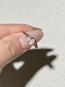 Anillo de Plata 925 con Baño de Oro de 18K y Circonita Blanca en Forma de Gota de Lluvia, Joyería UM, para Bodas, Fiestas, Aniversarios y Uso Diario - Product Image 2