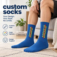 Chaussettes personnalisées bleues pour la vente en gros, motif textuel tricoté avec une ligne d'accentuation rouge, logo personnalisé et couleurs personnalisées