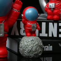 Figurine d'astronaute sur la lune en résine peinte à la main, mini statue d'astronaute pour la décoration de bureau